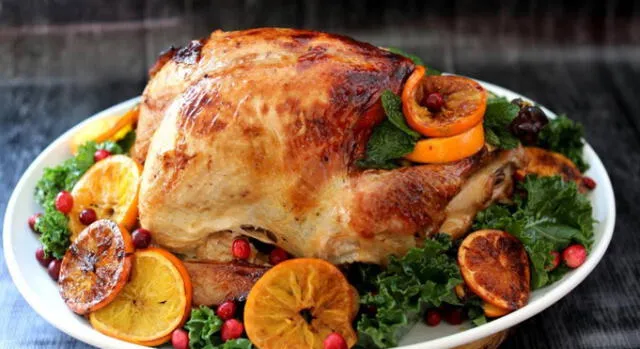 ¿No sabes cómo hacer el pavo asado al horno para Navidad? Aquí te lo mostramos. Foto: Cocina Fácil