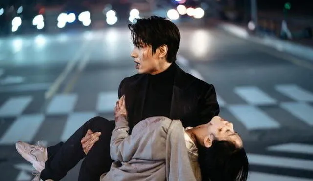 Lee Min Ho rescatando a  Kim Go Eun en el episodio 11 de The King: The Eternal Monarch (SBS, 2020)
