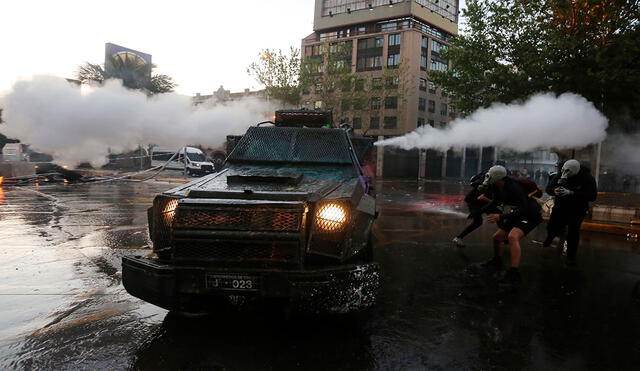 Desde Carabinero anuncian que limitarán el uso de los carros lanza agua y lanza gases. Foto: EFE