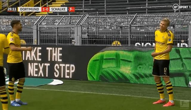 Haaland anota en el Borussia vs Schalke 04 y lo celebra cumpliendo el metro de distancia.
