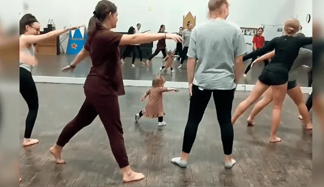 Video es viral de Facebook. La pequeña se convirtió en la instructora de baile y se robó el show del salón donde entrenaba un grupo de mujeres