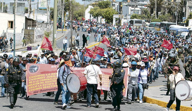 protesta. Movilización de ayer convocó a cientos de agremiados, según el dirigente Jeremías Escalante.