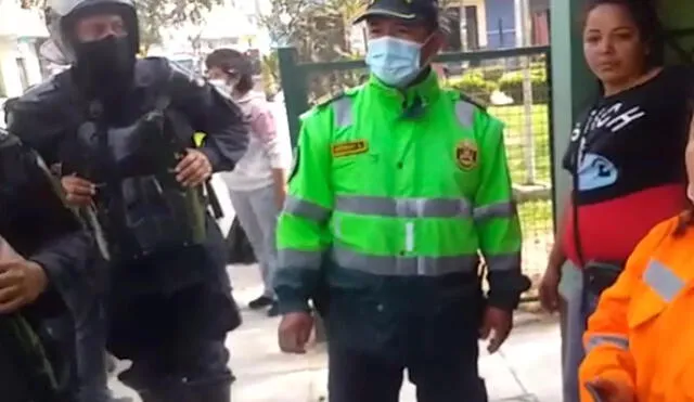 Mujer de la izquierda agredió a trabajadora municipal de limpieza pública. Foto: Captura de video / URPI-GLR