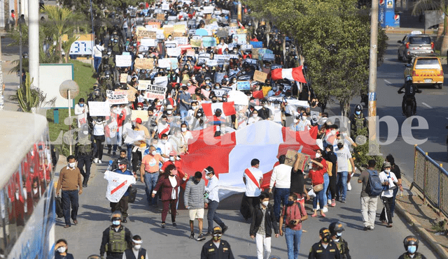 Manifestantes recorrieron las principales calles chiclayanas. Foto: Clinton Medina/La República