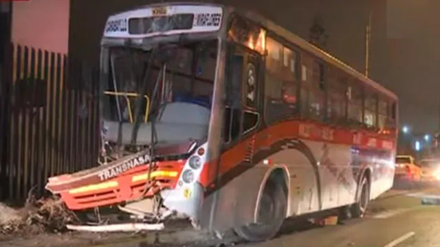 El bus quedó destrozado en la parte delantera, pero no hubo heridos. Foto: captura