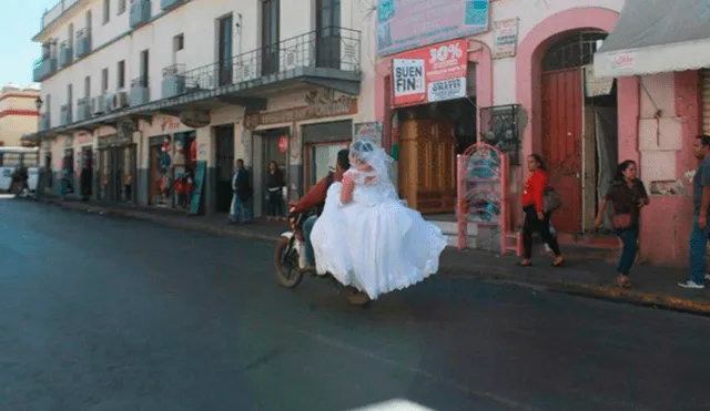 Facebook: novia quedó atrapada en tráfico y motociclista la ayudó a llegar a su boda