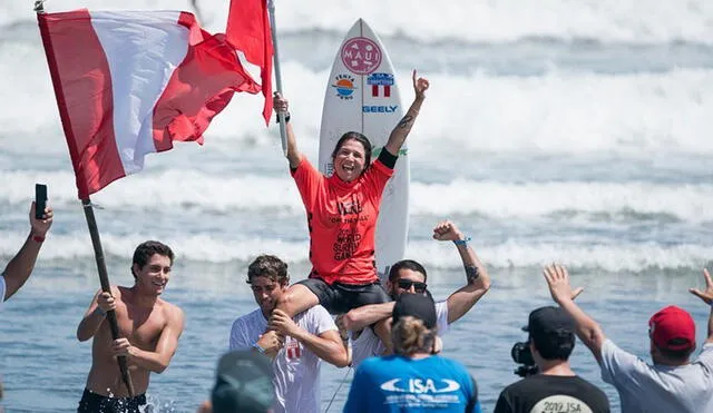 En hombros luego de salir del mar japones segundos después de ser anunciada como ganadora del Mundial ISA 2019. Foto: Instagram Sofia Mulanovich