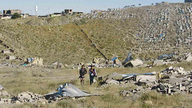 Arequipa: Desalojan a 200 familias que invadieron un exbasural [VIDEO]