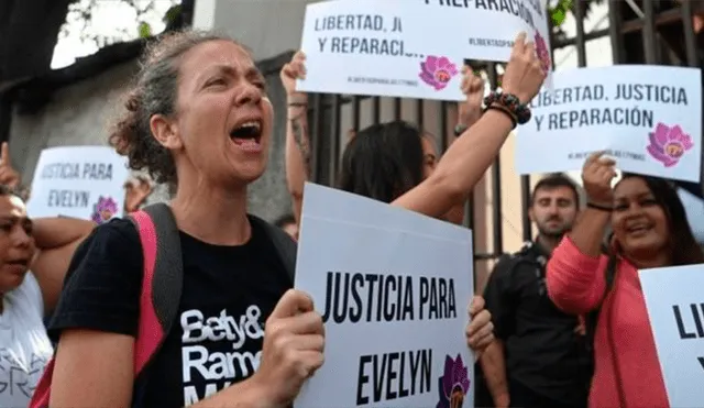 Muchas mujeres piden justicia para Evelyn ya que cada vez hay más casos de violación.  Crédito: AFP