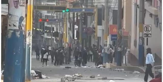 Sujetos, además, causaron destrozos en establecimientos privados que se encuentran frente a la Corte de Apurímac. Foto: captura video