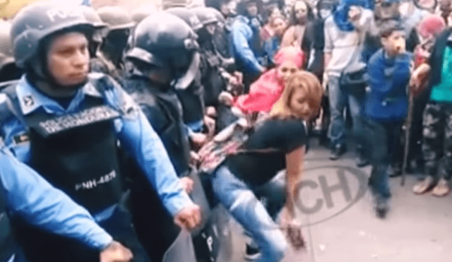 Vía Facebook: Mujeres hacen "twerking" a policías durante manifestación [VIDEO]
