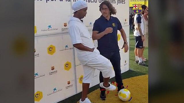 Ronaldinho dejó en ridículo a Carles Puyol tras hacerle una 'huacha' en un evento benéfico [VIDEO]