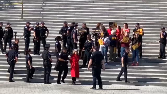 Jane Fonda es arrestada por protestar frente al Congreso de Estados Unidos