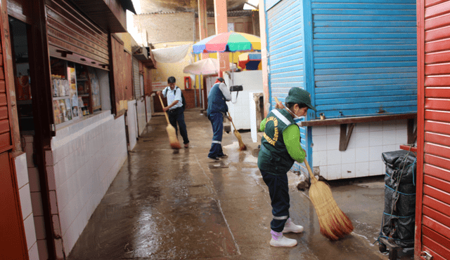 Realizan jornada de limpieza y fumigación en mercado de Lambayeque 