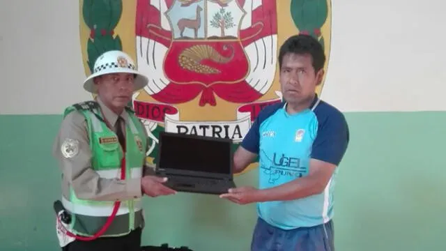 Policía honrado devuelve maletín con dinero y laptop en Moquegua