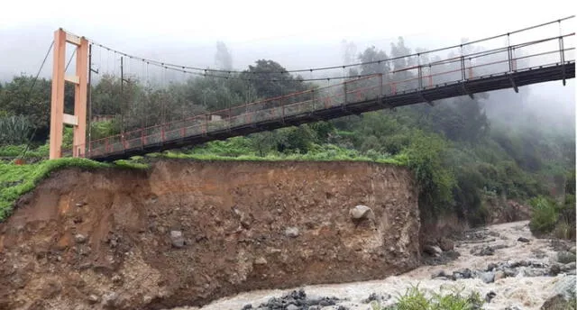 Dos puentes carrozables a punto de colapsar por crecida de ríos.