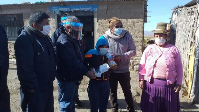 Escolares del distrito arequipeño de San Juan de Tarucani recibieron celulares. Foto: Ugel Sur.