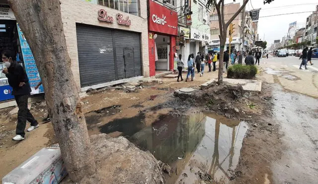 Problemas de colapso de alcantarillado se reportó entre las calles Vicente de la Vega y Lora y Cordero. Foto: La República