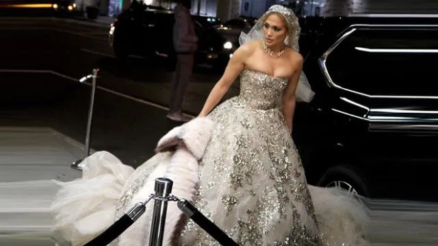 Jennifer Lopez conquista con sexy escote en vestido de novia [FOTOS]