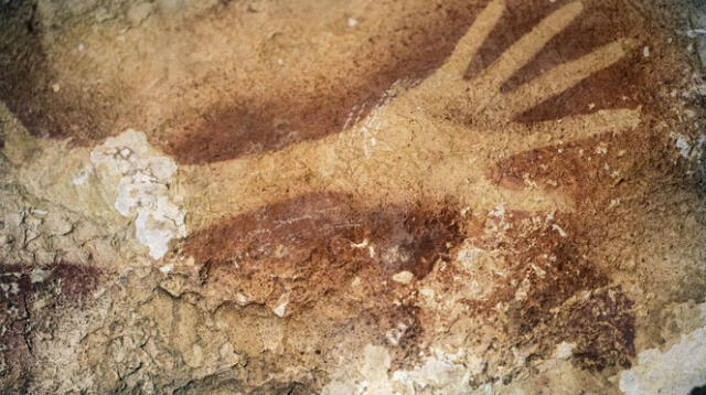 Foto referencial. El análisis de una huella cambió la afirmación de que solo los hombres eran quienes se dedicaban al arte rupestre. Foto: EFE