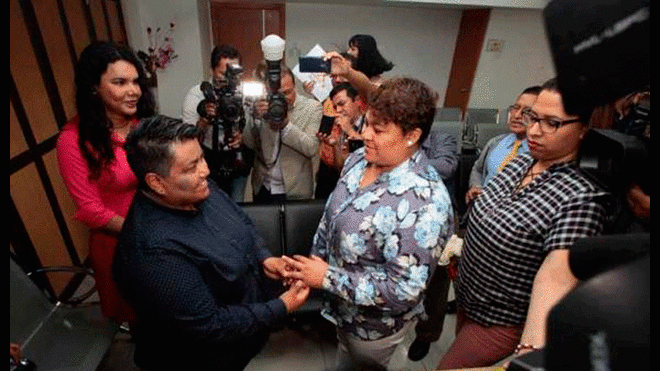 Celebran primer matrimonio igualitario en Registro Civil de Guayaquil. Foto: El Comercio Ecuador