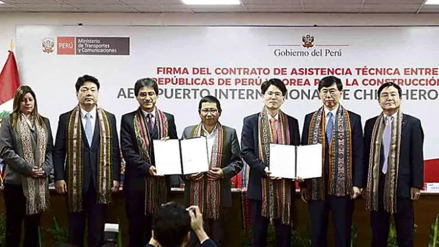 FIRMA HISTÓRICA. Ministro de Transportes, representante de Corea y autoridades de Cusco muestran el acuerdo sellado.