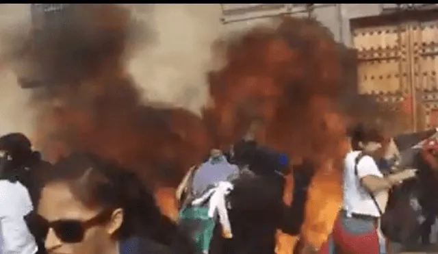 El momento en el que arrojan la bomba molotov contra el Palacio Nacional. Foto: captura de video.