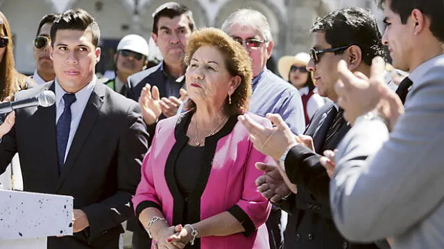 Alcaldesa de Arequipa no sabe explicar presencia de Zegarra en reunión con Vizcarra