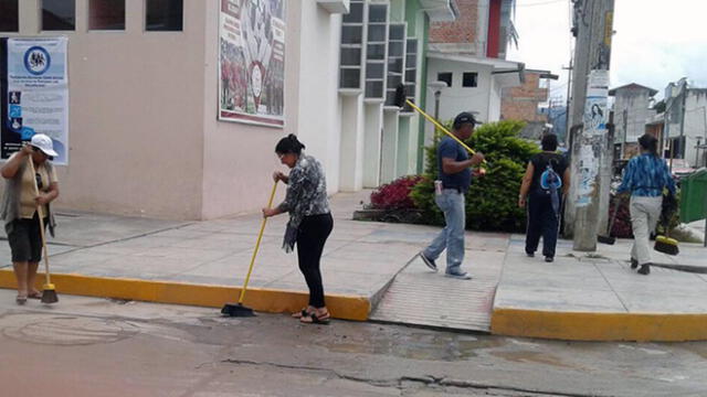 Maestros protestan limpiando las calles de Moyobamba