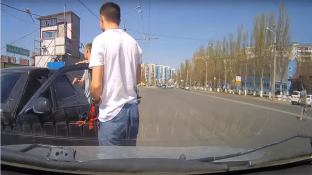YouTube: Mujer intenta cruzar la pista y lo que sucedió te sorprenderá [VIDEO]