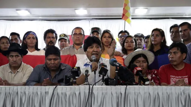 El expresidente boliviano (2006-2019) Evo Morales (C) anuncia el candidato de su partido para las próximas elecciones bolivianas, en Buenos Aires el 19 de enero de 2020.