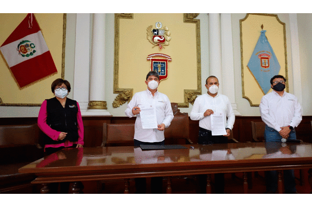 El convenio suscrito entre Marcos Gasco Harol Tirado agilizará los trámites administrativos. Foto: difusión