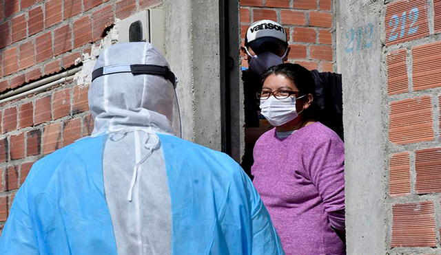 Una brigada de salud que recorre las calles para detectar casa por casa casos del coronavirus en La Paz (Bolivia). Foto: EFE