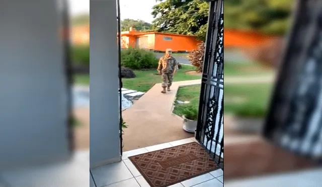 En YouTube, un joven militar retornó a su hogar tras meses de ausencia y recibió un tierno abrazo de su mascota.