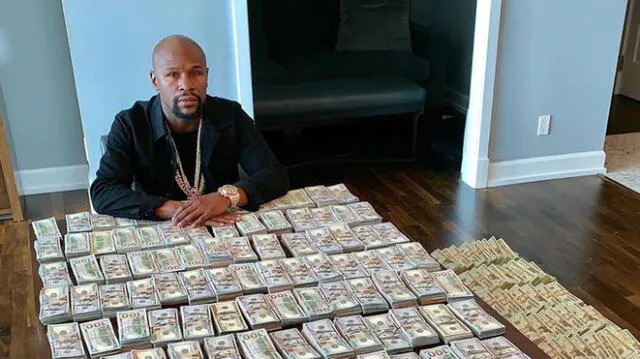El exboxeador, de 42 años, suele presumir su dinero en sus redes sociales.