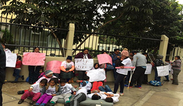Pobladores de Cerro de Pasco se encadenan a las instalaciones del Ministerio de Salud