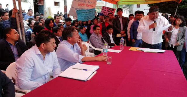 Gobernador de Ayacucho es desalojado con insultos de plaza pública en La Mar