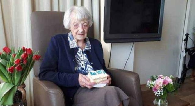 Mujer de 107 años se recuperó de COVID-19. Foto: Daily Mail.