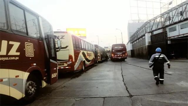#YoDenuncio: piden operativos contra buses que estacionan en vía pública