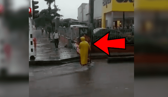 Astuto hombre encontró una particular fuente de ingresos en la terrible situación de calles inundadas por las fuertes lluvias