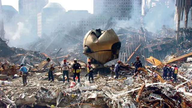 Imagen del 21 de setiembre del 2001. Bomberos seguían en la búsqueda de cuerpos. Foto: EFE.