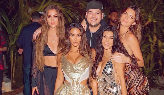 Kim y familia. La socialité desembolsó un millonario presupuesto para realizarles pruebas a sus invitados y llevarlos a una isla privada. Foto: Instagram kimkardashian