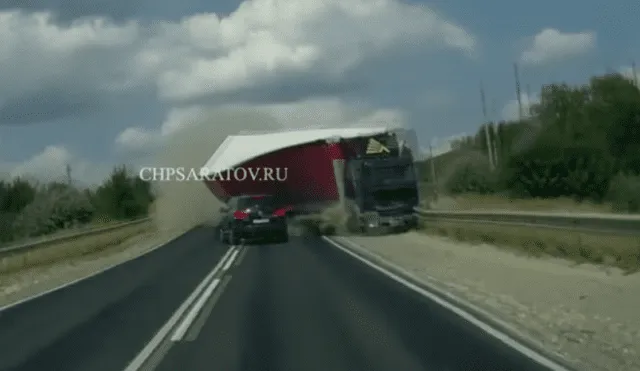 YouTube: Graban accidente mortal de dos camiones y dos autos en carretera de Rusia 