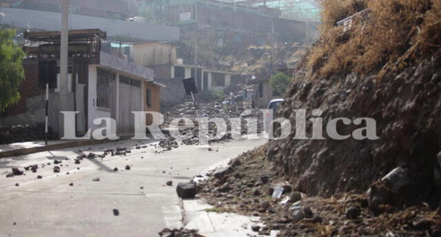 Vías quedaron bloqueadas tras caída de rocas y tierra. Foto: Rodrigo Talavera/La República.