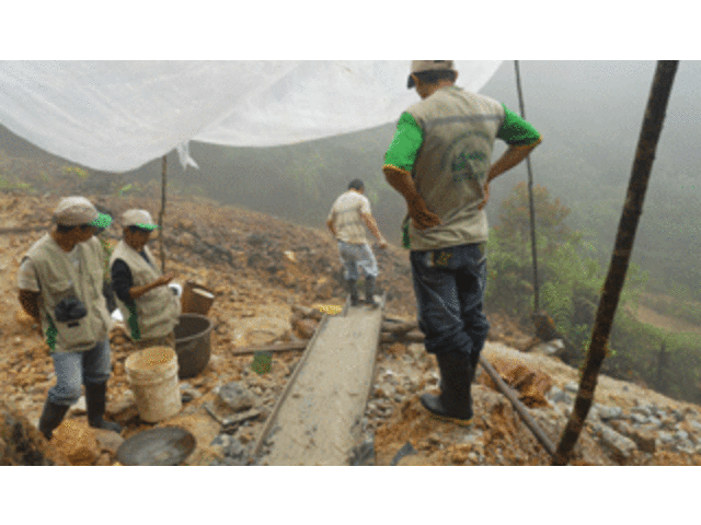 Mineros ilegales de Ecuador siguen en suelo peruano