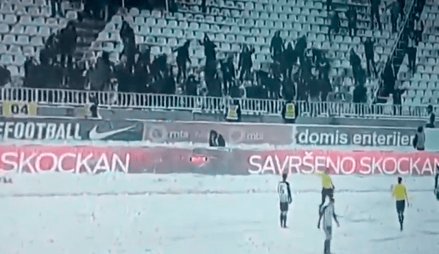 ¡Increíble! En el fútbol europeo hinchas atacan a árbitro con bolas de nieve [VIDEO]