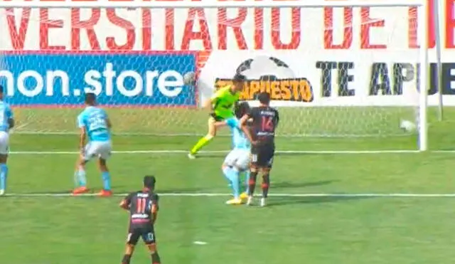 Omar Merlo en su afán por despejar el esférico casi termina sorprendiendo el arco de Renato Solís. Captura Gol Perú