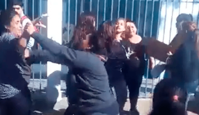 Madres intentan separar a sus hijas de pelea y terminan en brutal gresca  [VIDEO]