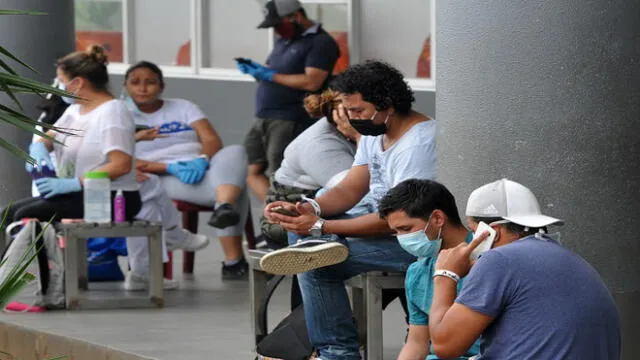 Relatives of patients being treated for COVID-19, wait for news of their loved ones at the IESS Hospital Los Ceibos in Guayaquil, Ecuador, on April 13, 2020 during the novel coronavirus pandemic. - With hundreds of bodies left decaying in homes for days due to lack of space in the city's overwhelmed morgues and hospitals, the coronavirus has struck a blow to Ecuador's economic capital Quayaquil, now a symbol of the chaos the pandemic can unleash among Latin America's poor. (Photo by Jose SANCHEZ / AFP)