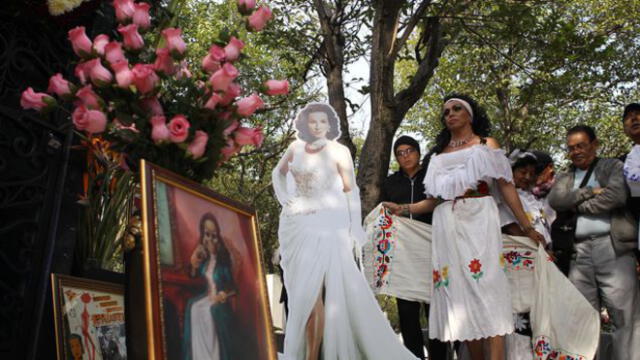 Homenajean a María Félix con canciones y flores a 15 años de su muerte